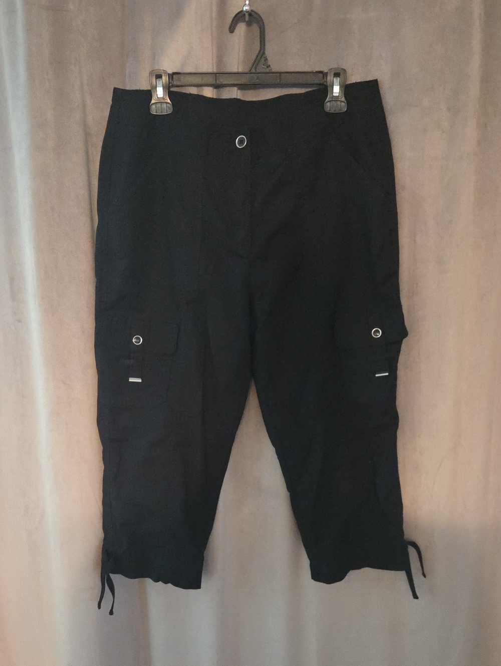 Alia Size 10 Black Cargo Capris with Tie Hems
